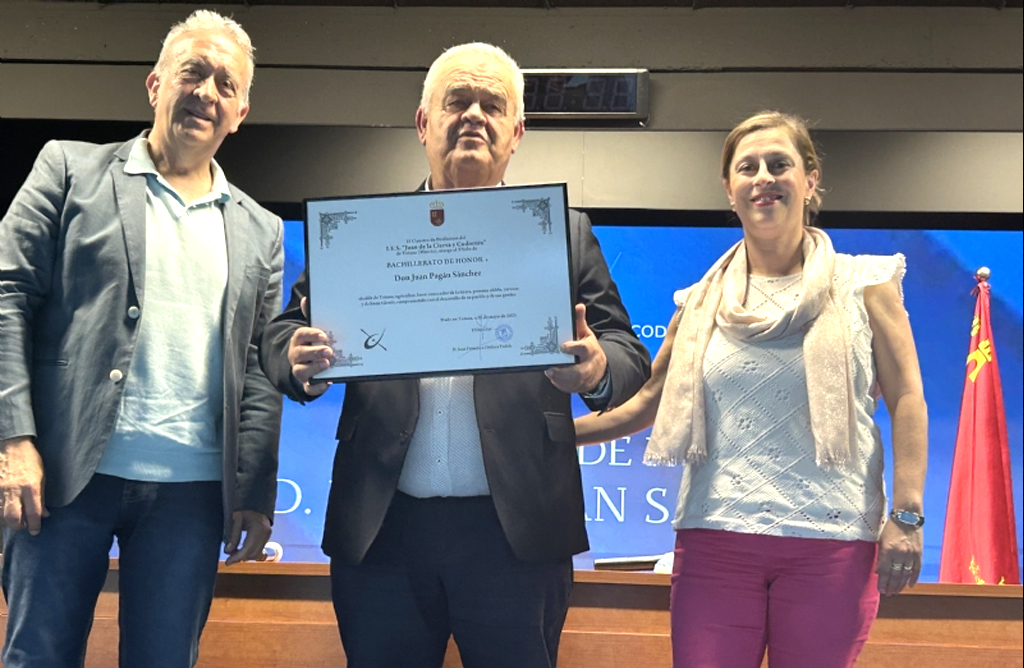 El IES Juan de la Cierva otorga la distincin de Bachiller de Honor 2025 al alcalde de Totana, Juan Pagn Snchez
